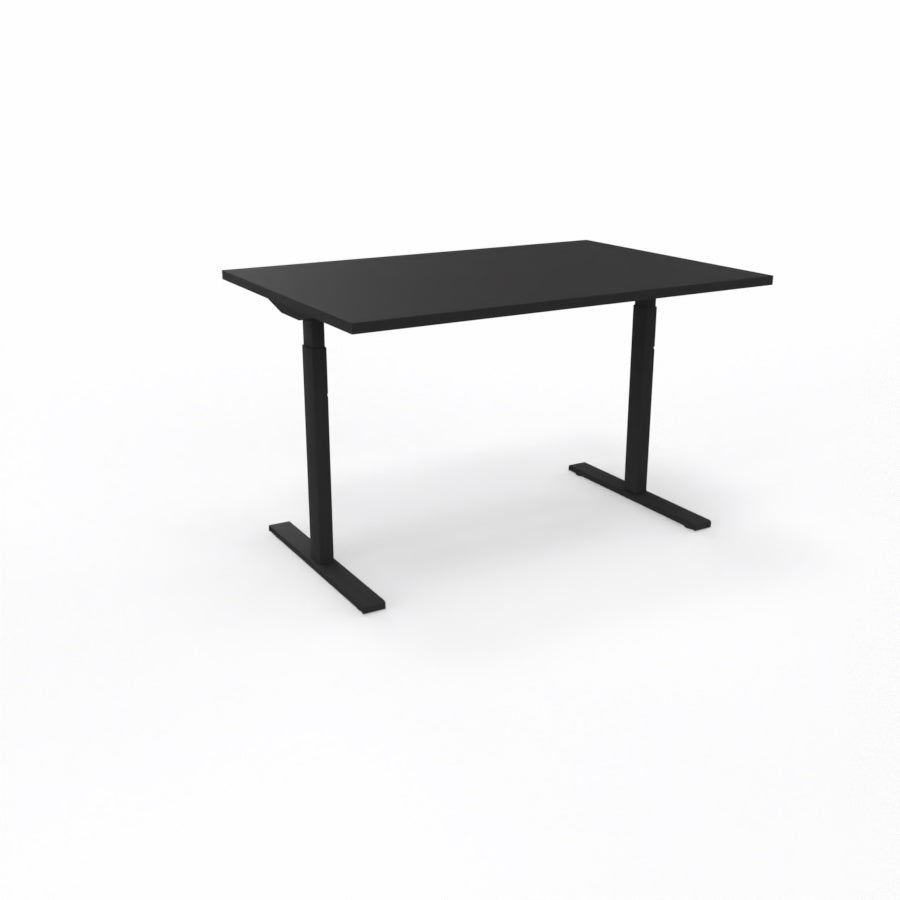 Höj- och sänkbart skrivbord med svart skiva och svarta ben.